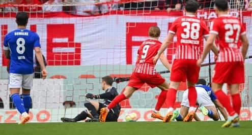 فرايبورج يسحق شالكه برباعية في البوندسليجا